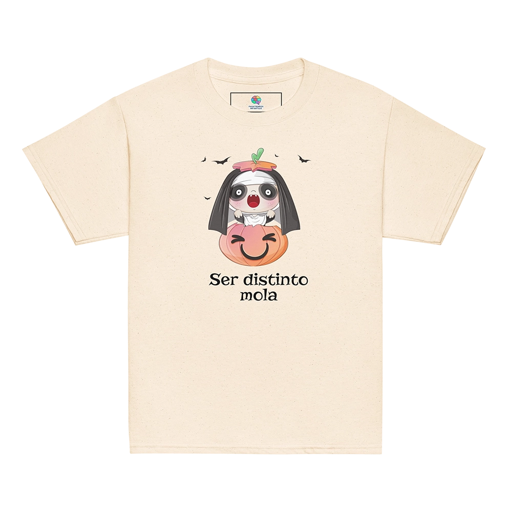 camiseta manga corta de monjita terrorífica con mensaje Ser distinto mola